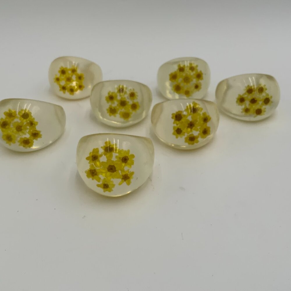 Set of 7 Vtg Clear Lucite Napkin Rings W/ Yellow Miniature Dried Flowers - Picture 4 of 4